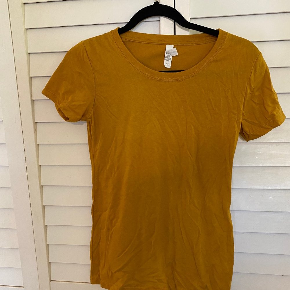 IDEAL T / Small / Mustard Tee Shirt / Never worn./ Soft